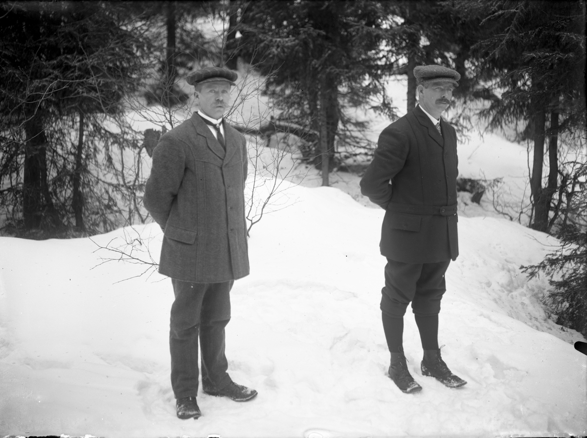 Portrett av to menn. Peder Romsdalen til venstre

Fotosamling etter fotograf og skogsarbeider Ole Romsdalen (f. 23.02.1893).