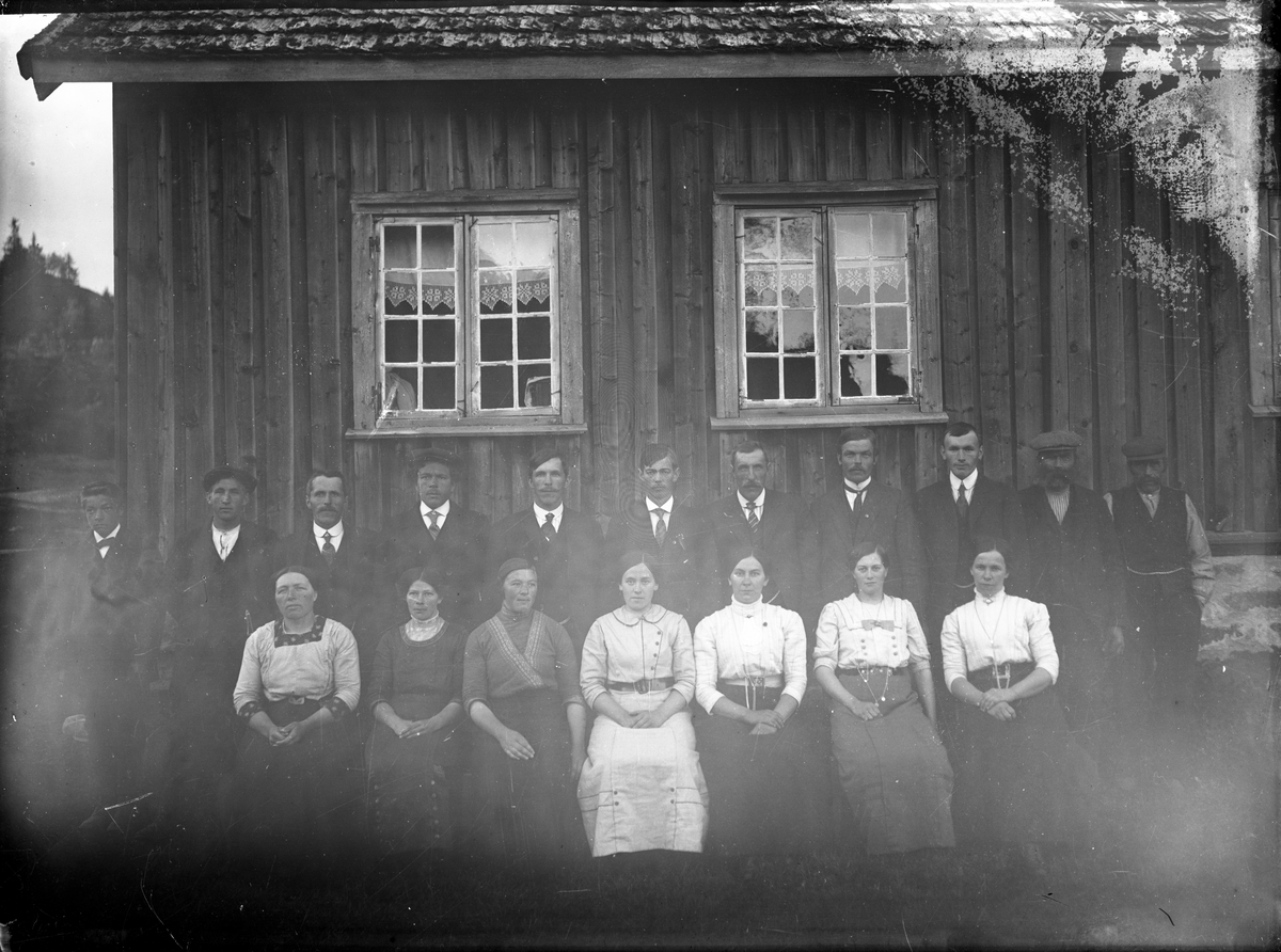 Gruppeportrett.

Fotosamling etter fotograf og skogsarbeider Ole Romsdalen (f. 23.02.1893).
