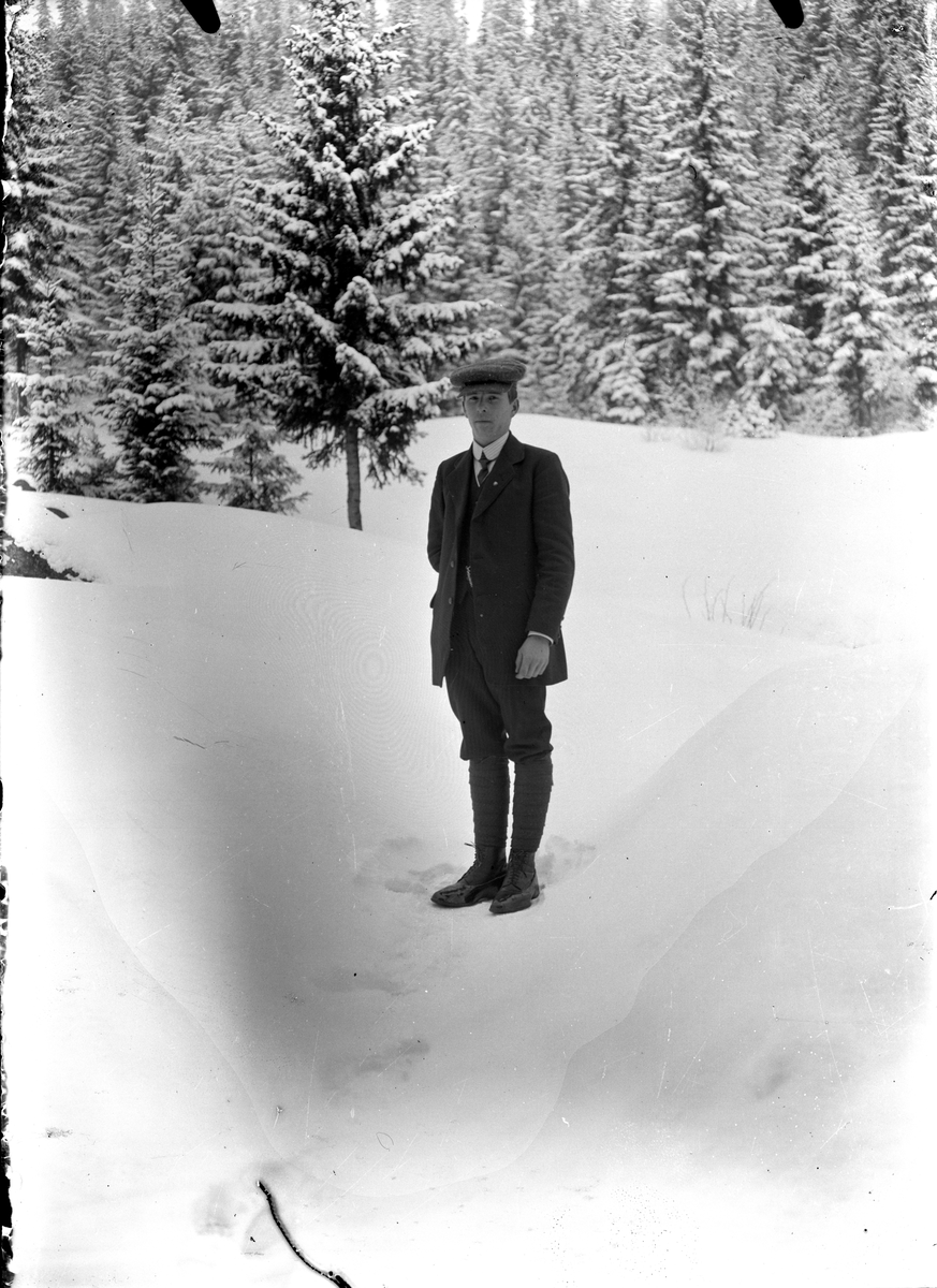 Portrett av ung mann i vinterlandskap.

Fotosamling etter fotograf og skogsarbeider Ole Romsdalen (f. 23.02.1893).