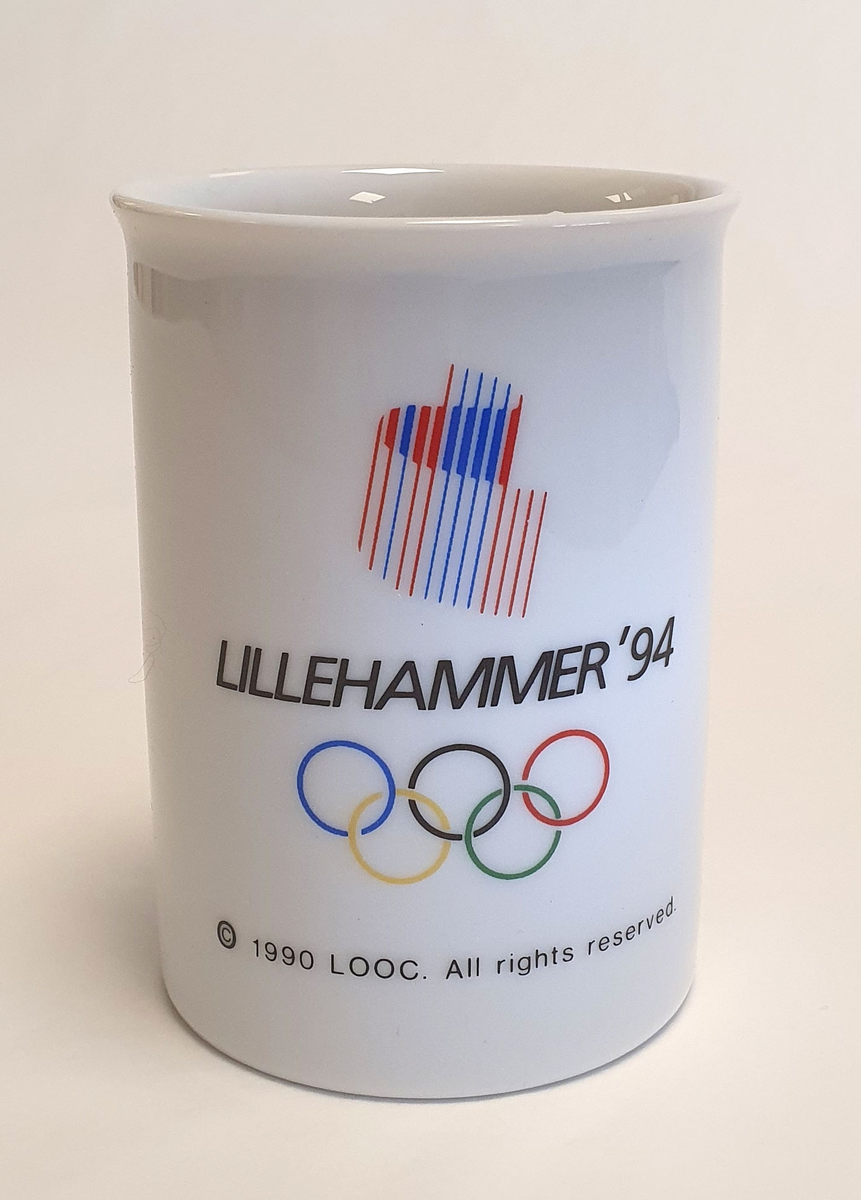 Hvitt kopp med emblemet for Lillehammer '94 i en tidlig versjon, med emballasje.