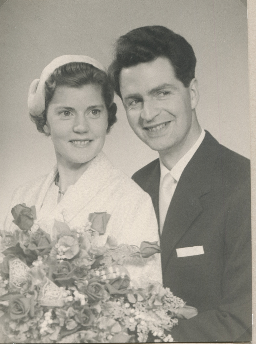 Ateljéfoto av brudparet Dagny och Karl Gustaf Pettersson (1924 - 2009), Backen eller Högen 1950-tal. Relaterat motiv: A4373.