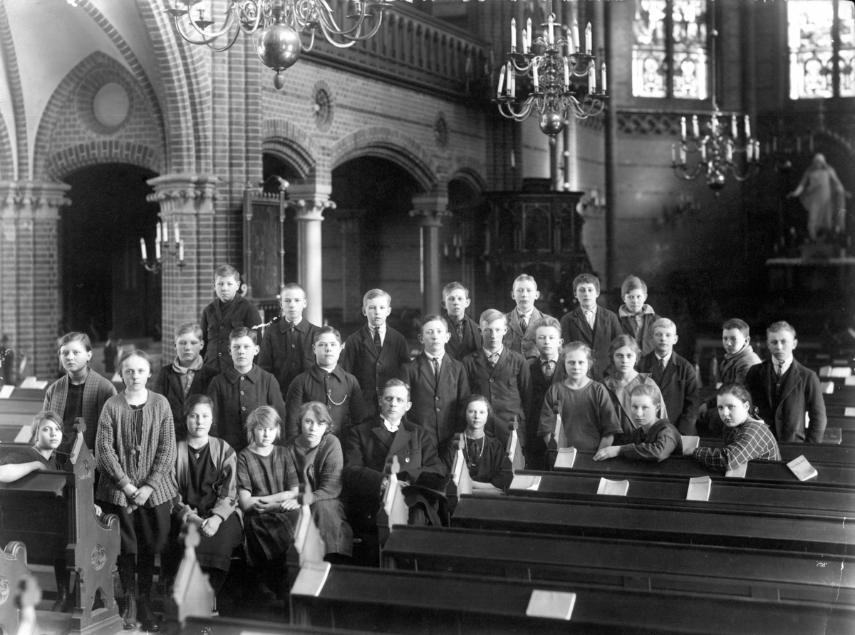 Konfirmation i Asmundtorps kyrka 1925.