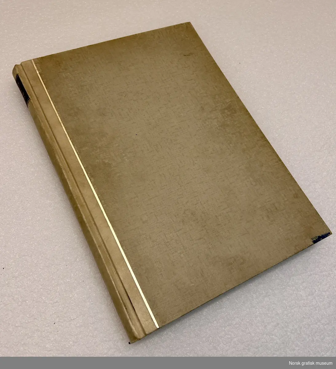 "Archiv für buchbinderei 1936-37" av Dr. Erhard Klette og Dr. Hans Knapp. 

Kvartbind hvor rygg og overtrekk har ulikt materiale. Rygg dser ut til å være av skinn, overtrekk av papir. En smal vertikal linje av gull skiller de to materialene.
