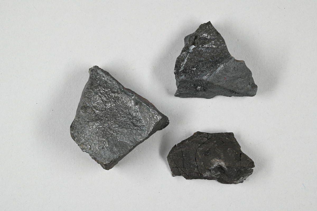 Tre mineralprover, grå, skimmrande.