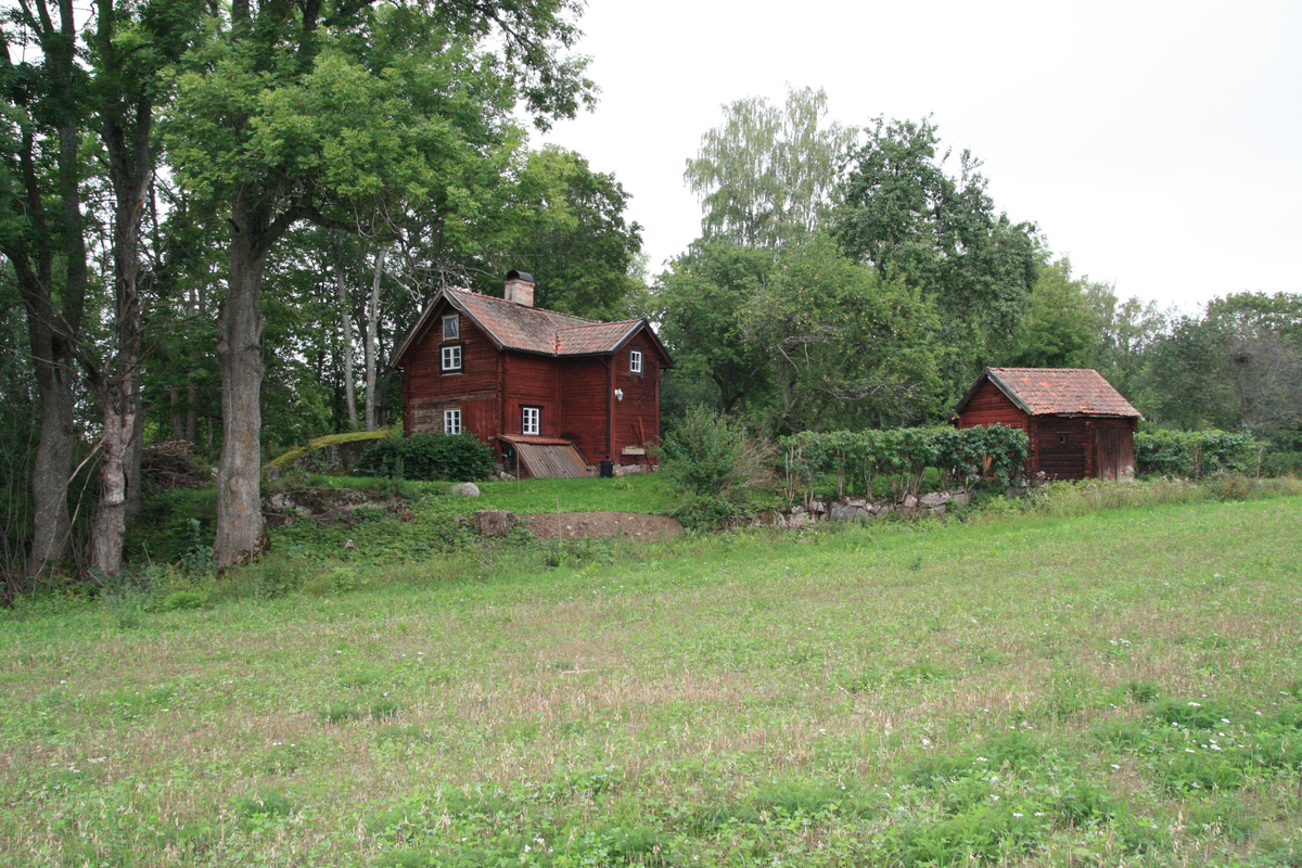 Uthus och bostadshus, f.d soldatstuga, Klinten, Målsta 8:1, Bälinge socken, Uppland 2011