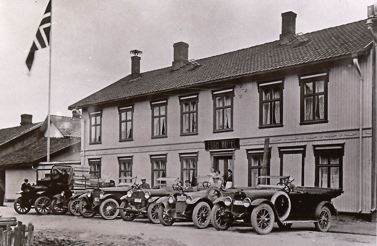 Skysssbiler foran Fram Hotell.
Fra v: Halvor Førli (1892-1951), Elling Nerigaard, ? Bogstrand, Nils Mogan (1890-1965), Ola Tveiten (1887-1967), Endre Vaarviken f.1896, Herbrand Haukeli f.1898, Kittil Strømmen f.1896.