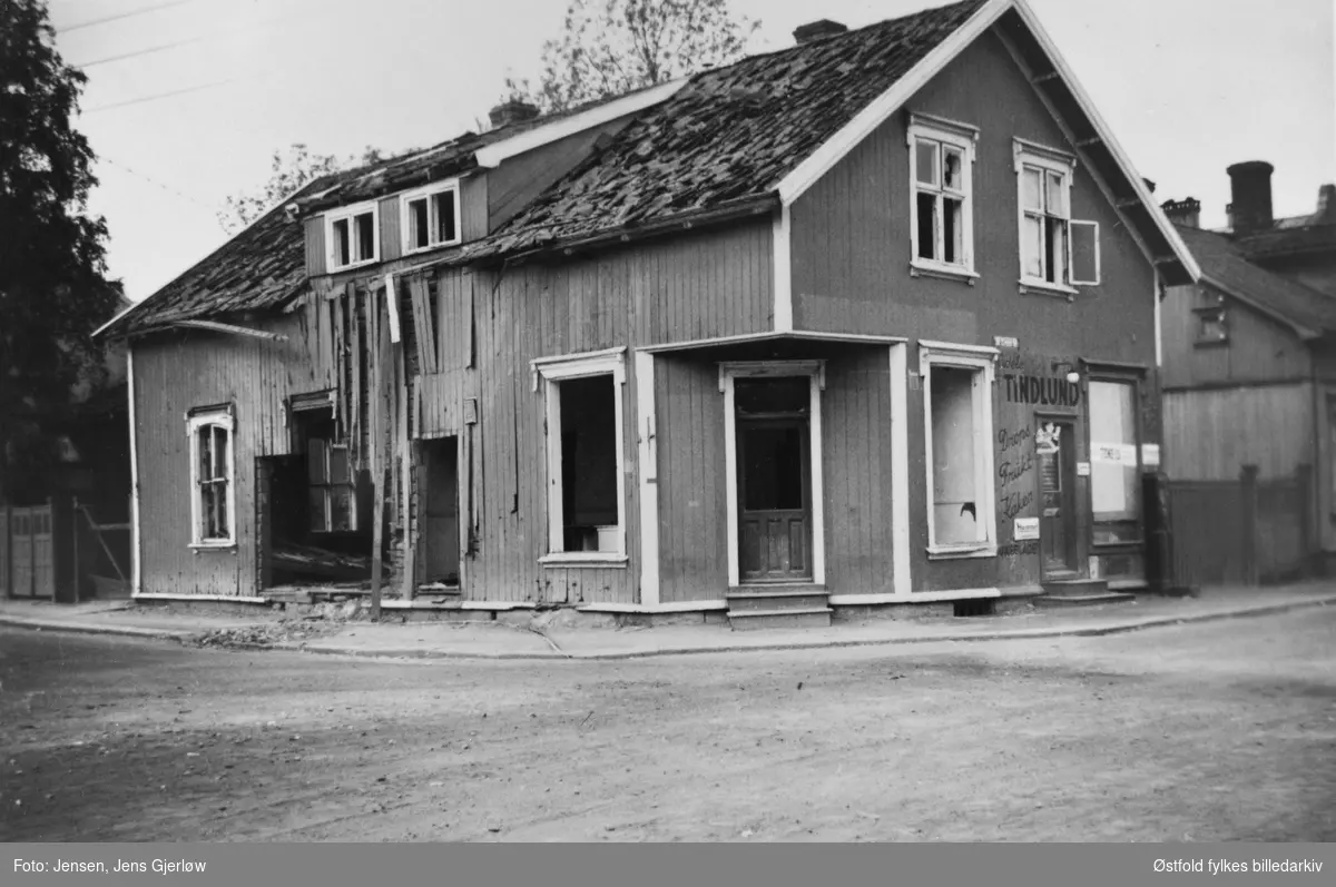 Resultat av tysk fly-bombing i Fredrikstad  9. april 1940. Skader på bygninger.