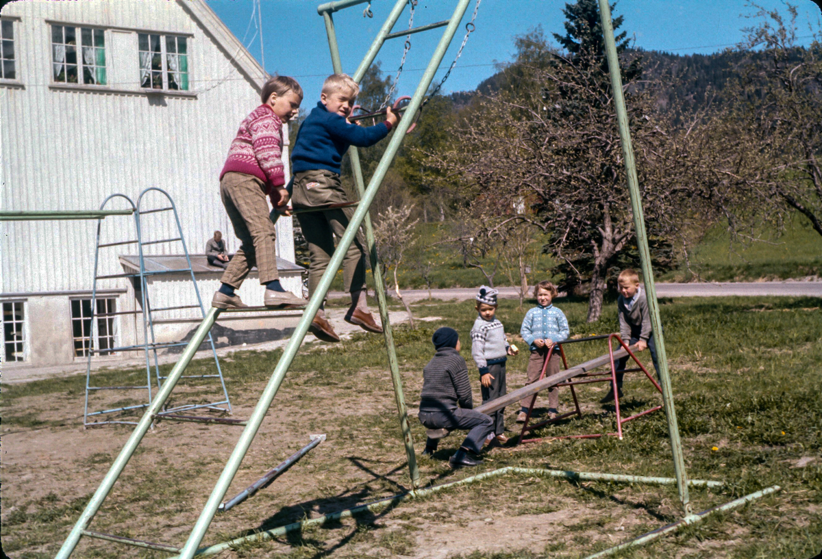 Skolebarn i lek på Komnes skole. 
Dias etter Kristine/Arne Nordstoga, lærere i Komnes 50-60 tallet.
