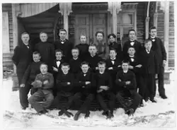 Fortsettelsesklasse på Kirkenær Skole 1904-1905.
Over fra ve