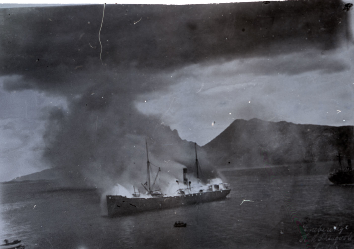 DS Raftsund (1872) i brann ved Sandnessjøen i august 1912. Skipet var på veg mellom Tromsø og Bergen da det begynte å brenne i gods på mellomdekket.