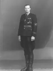 Portrett av mann i hird-uniform,  frontkjempermerke, Svein N