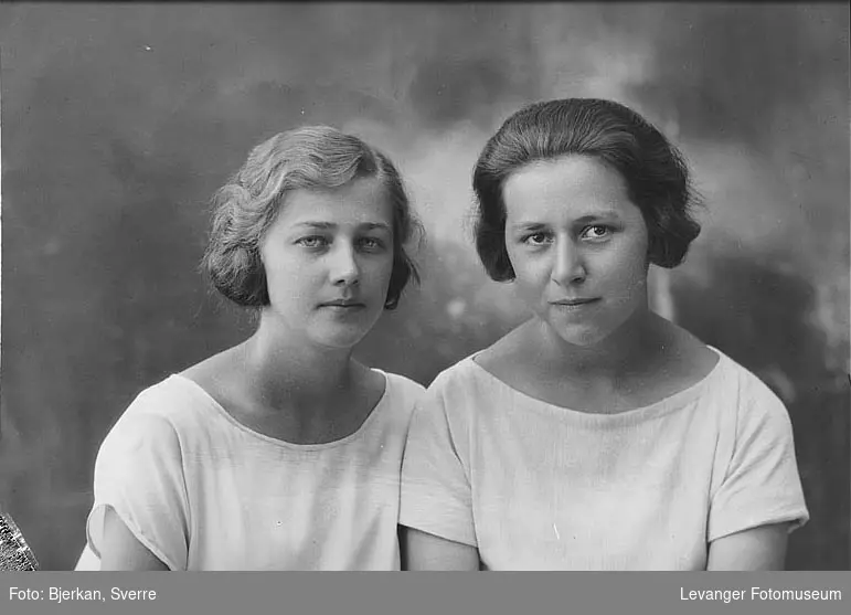 Portrett av to kvinner.