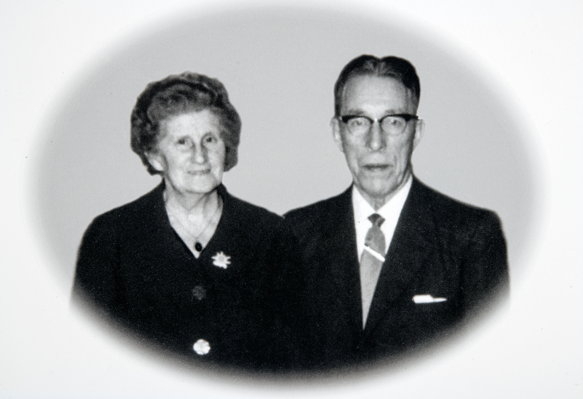 Ekteparet Anna Larsen og Erling Leif Larsen. Anna ( 12.11.1900-18.04.1991) er født i Ottestad, og vokste opp på Espa. Erling Leif (17.11.1895-18.09.1966) var ifra Stor-Elvdal.