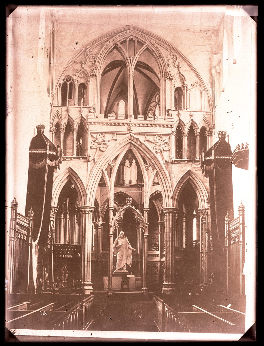Høykoret pyntet til kroning av Carl IV (1826-1872) i 1860. Inventaret i kirken ble oppgradert til anledningen. Thorvaldsens Kristus inne i oktogonen.