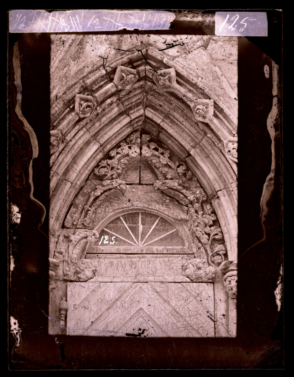 Øvre del av inngangsportal i sør-øst på oktogonen i Nidarosdomen (Bispeinngangen). Middelalderskulptur. Bildet er tatt før restaurering, ca. 1870.