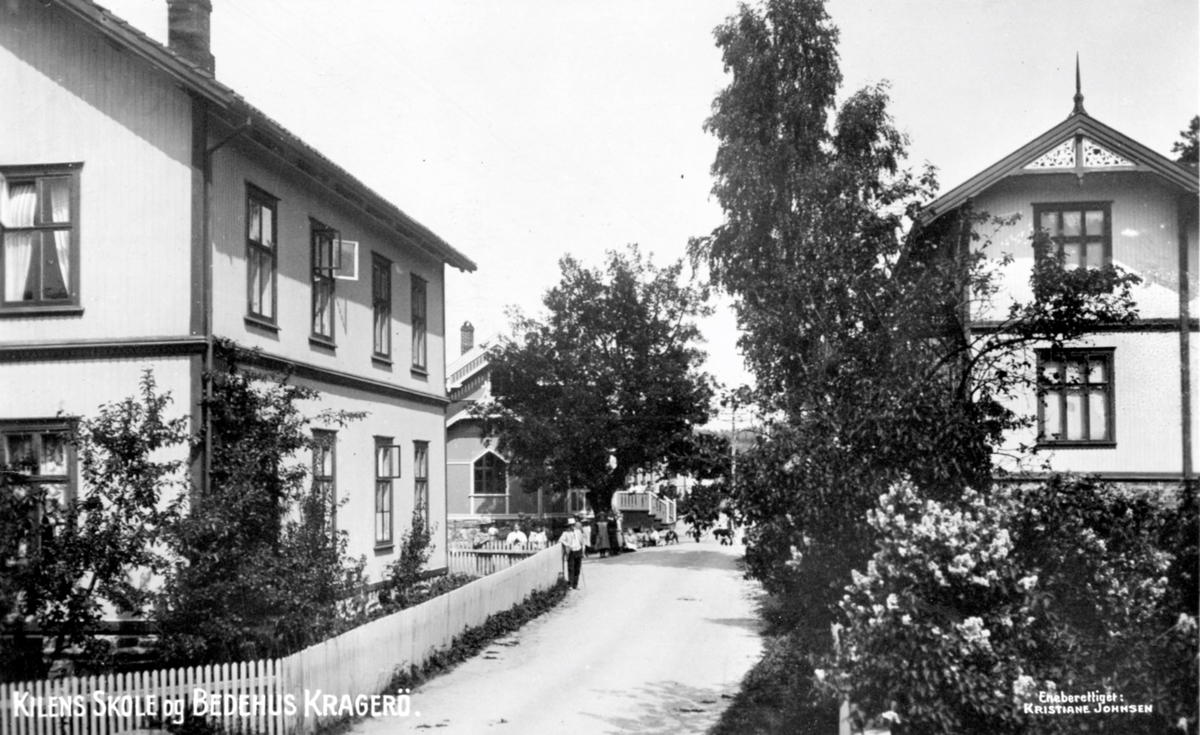 Kalstadkilen skole og bedehus på venstre siden. Sveitservillaen til familien Finstad på høyre side. Før 1911.