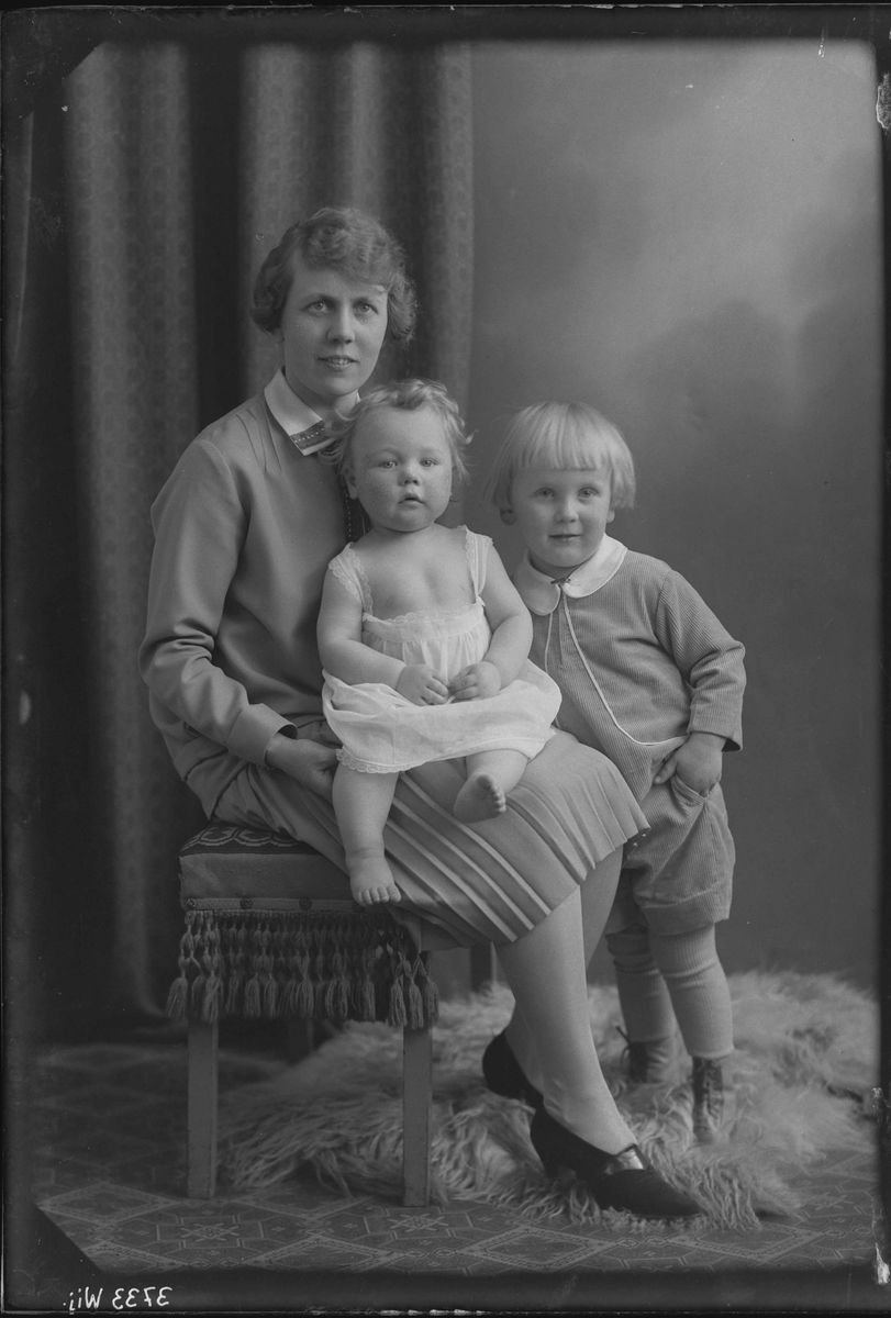 Fotografering beställd av Ytterberg. Föreställer Rut Sofia Lindén gift Ytterberg (1900-1983) samt deras barn Lars Roland Birger (1924-2001) och Håkan Anders Birger (1926-2013).