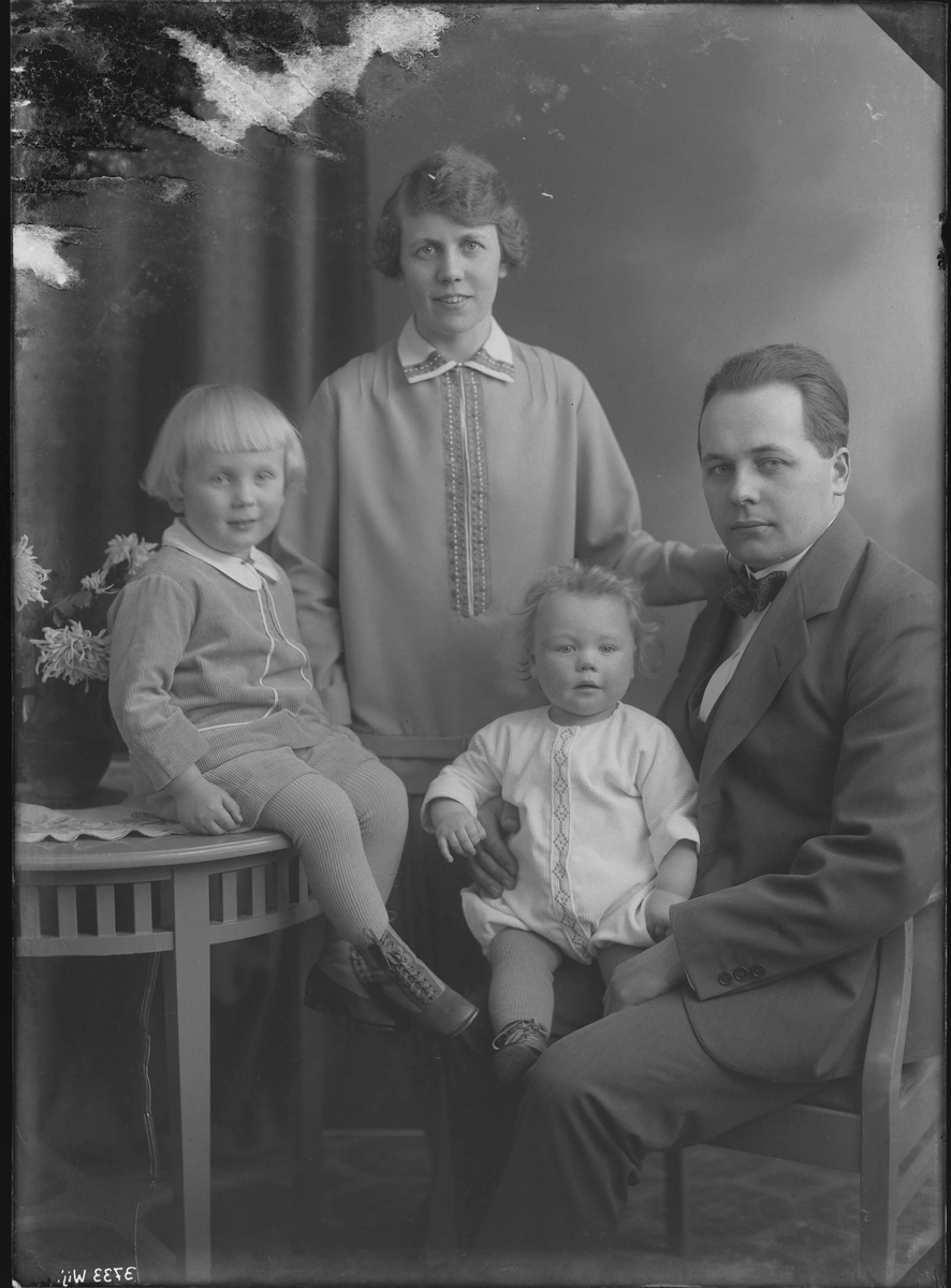 Fotografering beställd av Ytterberg. Föreställer bokhållaren Henning Birger Ytterberg (1896-1959) med hans hustru Rut Sofia Lindén (1900-1983) samt deras barn Lars Roland Birger (1924-2001) och Håkan Anders Birger (1926-2013).
