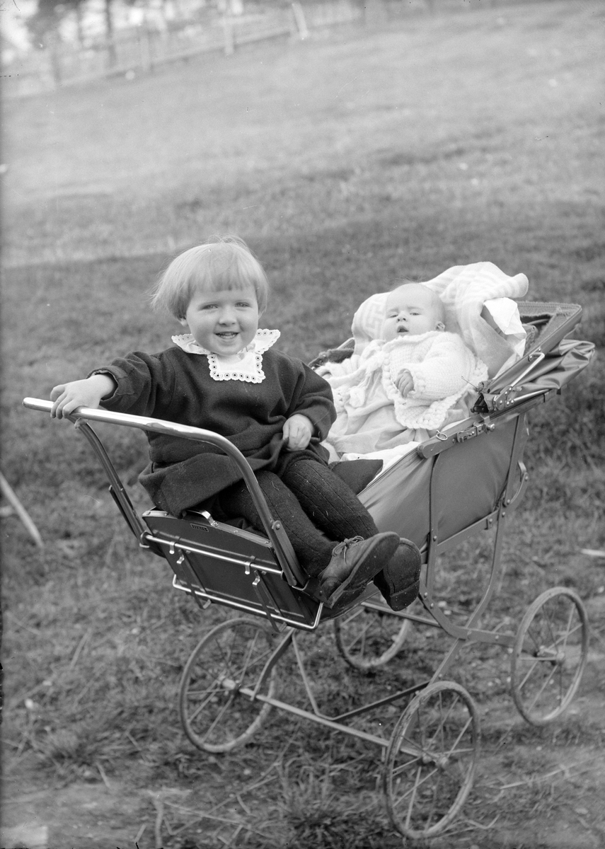 Portrett av barn i barnevogn