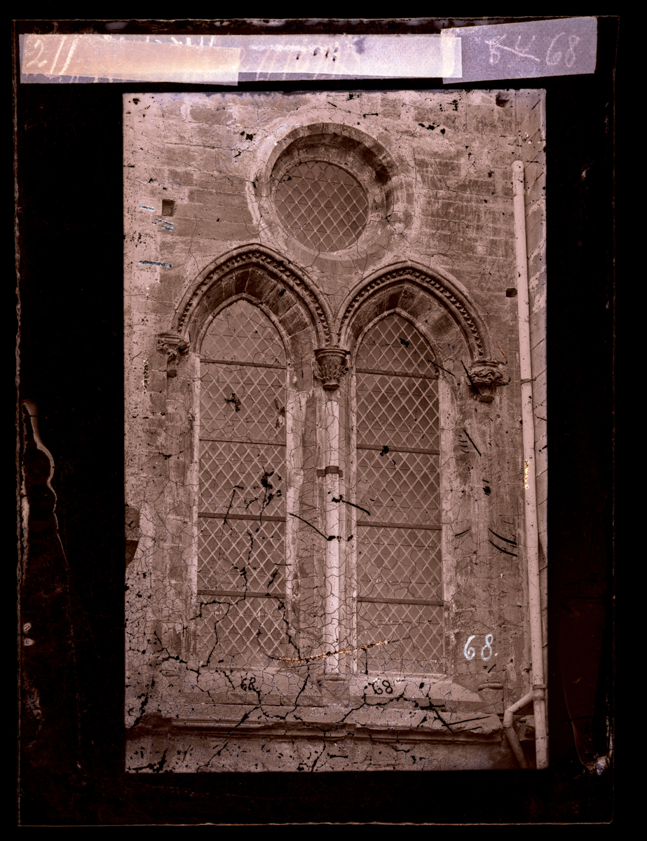 Blyglassvinduer i koret i Nidarosdomen. En marmorsøyle mellom vinduene står igjen, søylene på begge sider er borte.
I følge Hovedkatalog for fotografier er bildet tatt før restaurering. Koret gjennomgikk restaurering i perioden 1878-1891.