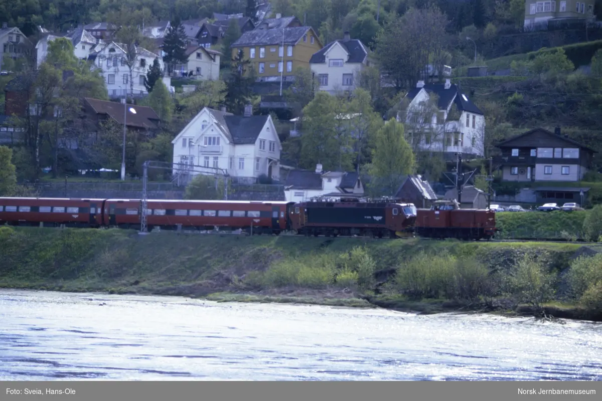 Diesellokomotiv Di 2 og elektrisk lokomotiv El 17 2225 med ekspresstog fra Oslo S til Trondheim over Dovre, tog 41, mellom Skansen og Marienborg