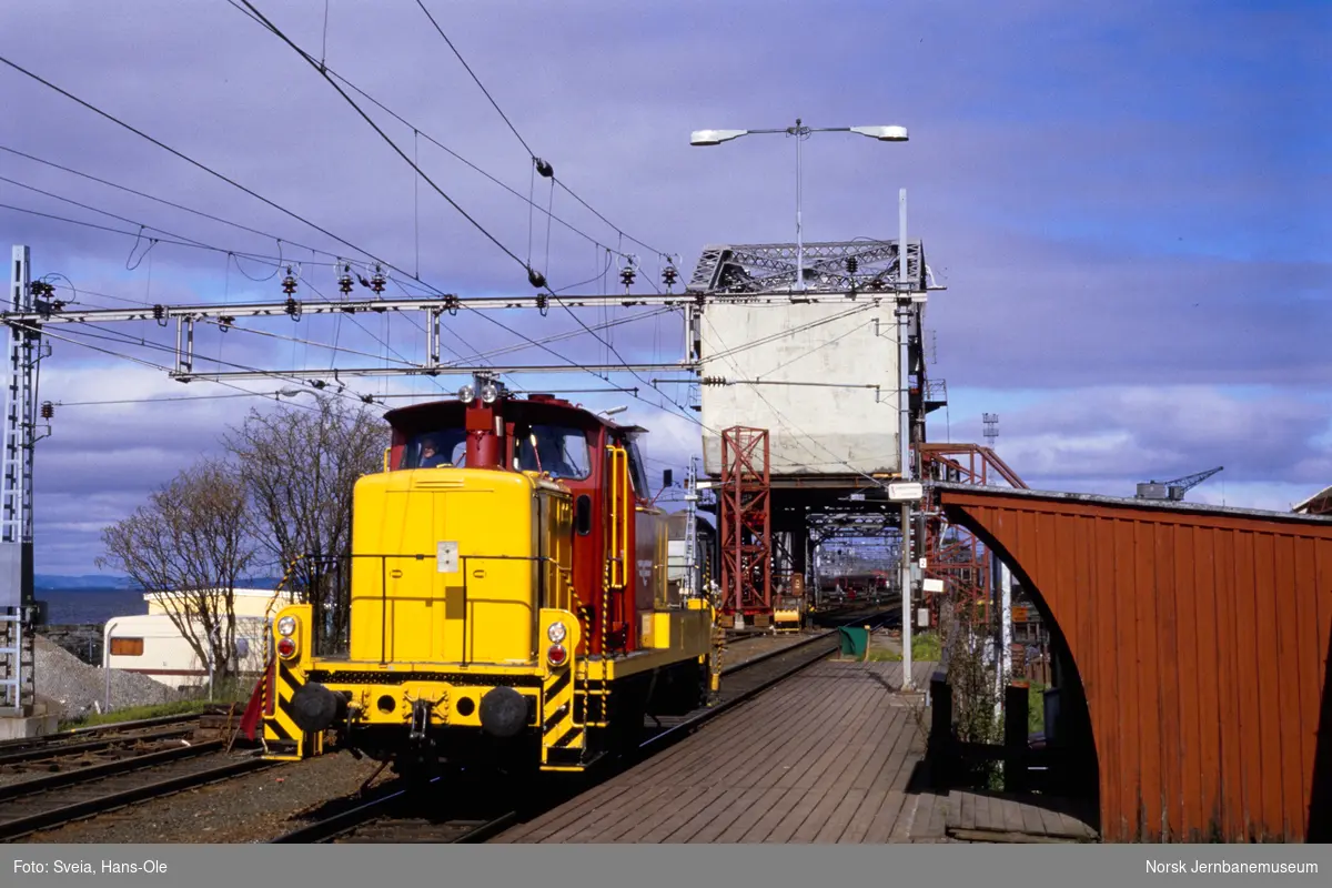 Diesellokomotiv Di 5 862 ved Skansen bru i Trondheim