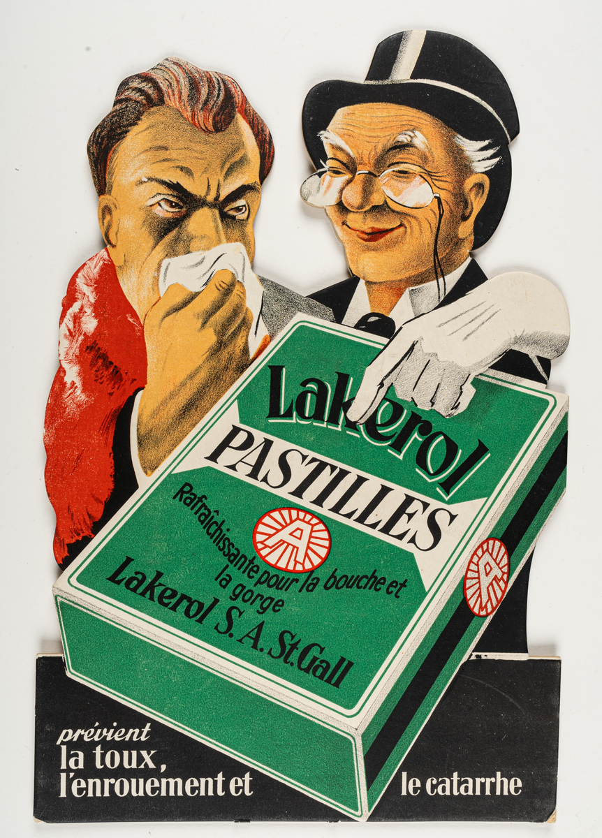 Reklamskylt av papp, utskuren, ställbar. Farbror Läkerolius, en grön Läkerolask och en man som snyter sig. Fransk text: "Lakerol pastilles prévient la toux, l'enrouement et le catarrhe". Handskrivet på baksidan "Okt. 1933".