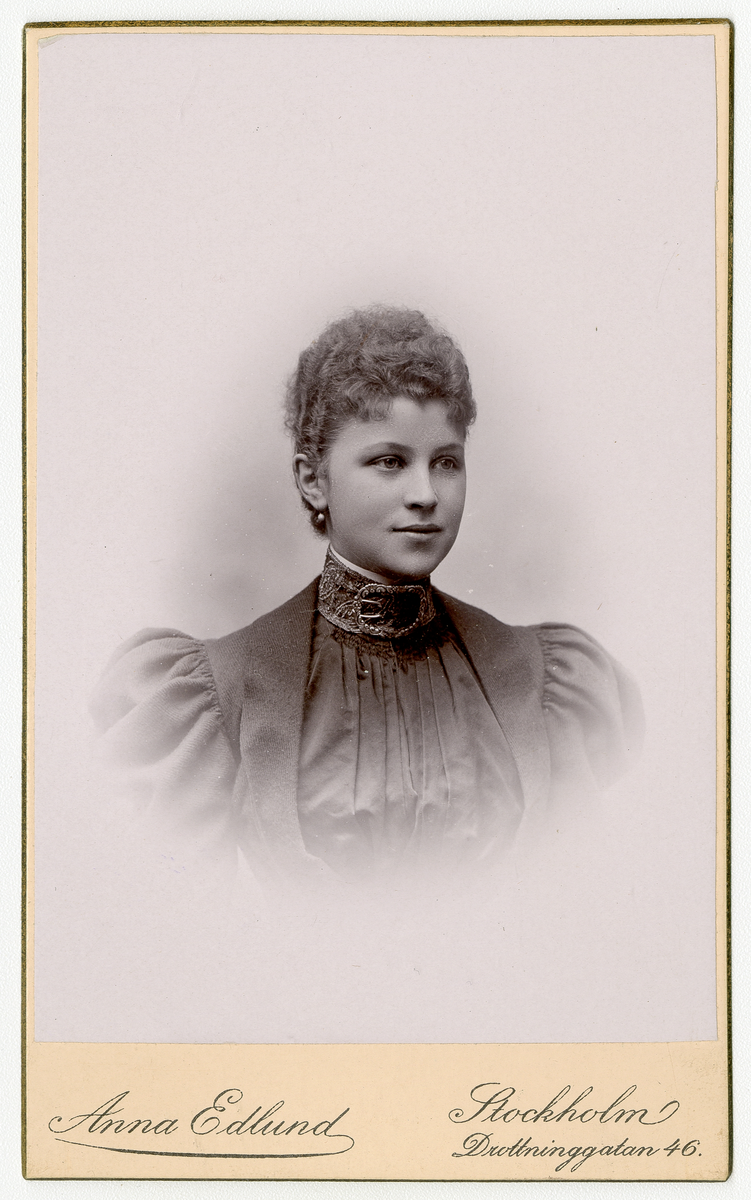 Kabinettkort foto ukjent kvinne, tatt i Sverige på 1890-tallet