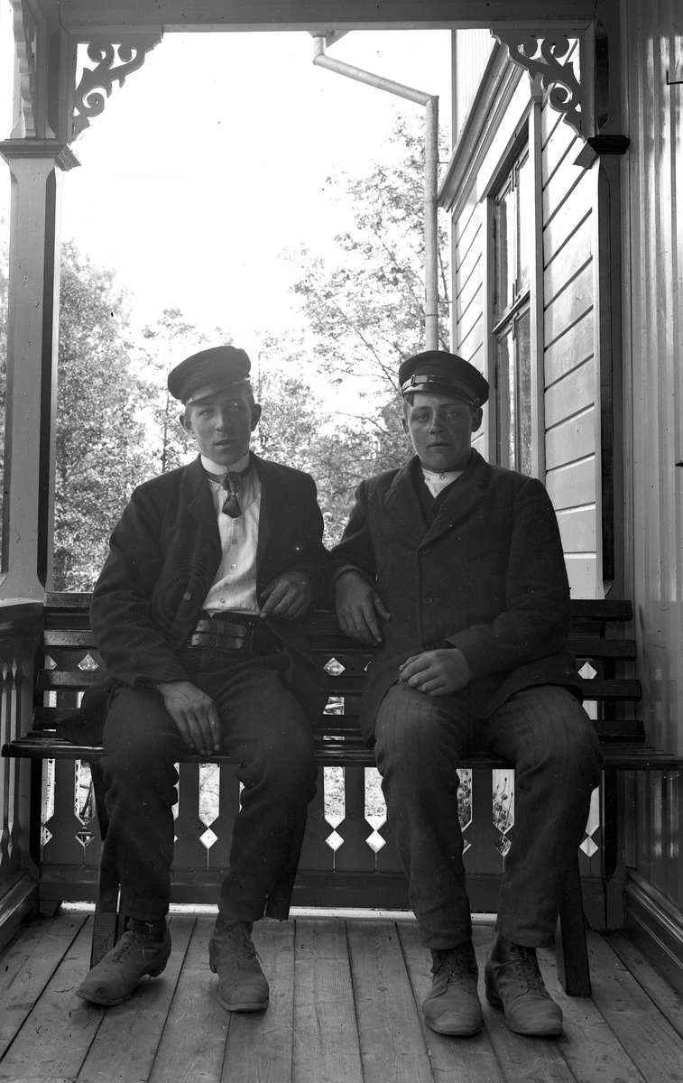 Två ungdomar på veranda