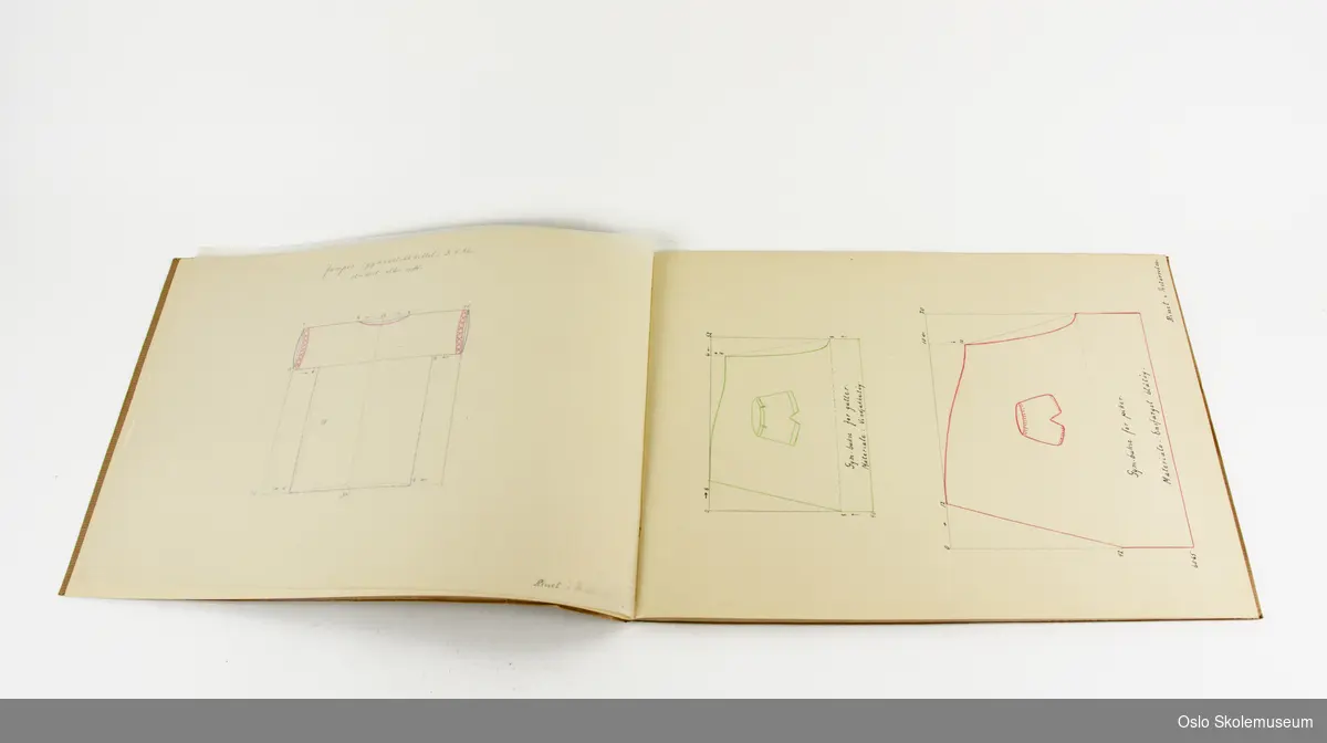 Rektangulær rissebok trekt med gråpapir. På fremsiden er det skrevet "Rissebok Åse Strøm". Boken inneholder ulike skisser av håndarbeid med mål og beskrivelser. Bak i bok er det festet to målebånd i papir.