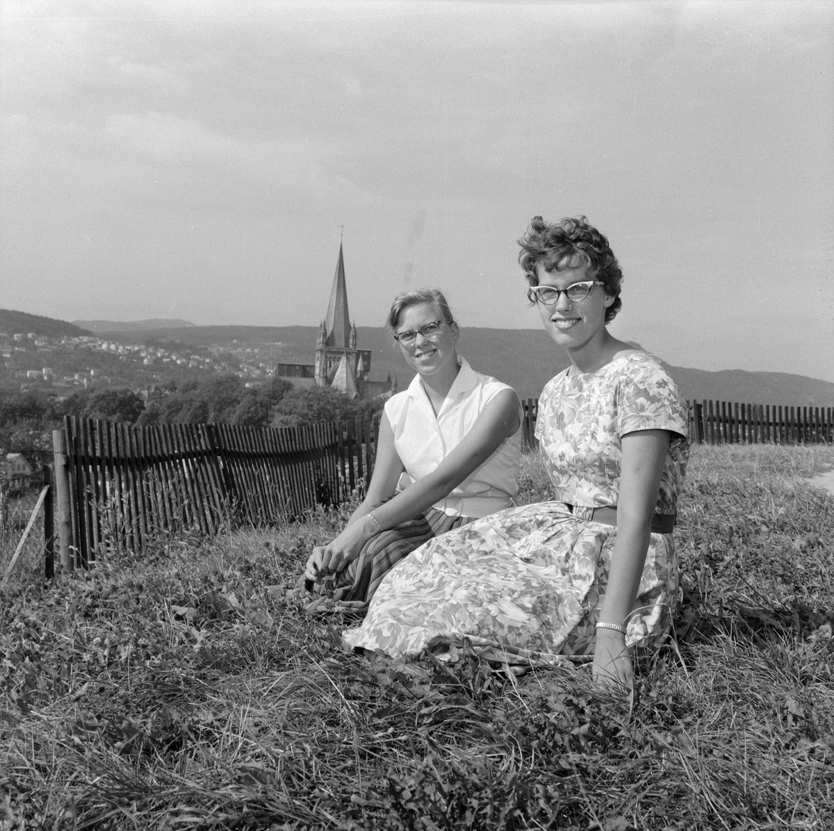To kvinner med Nidarosdomen i bakgrunnen