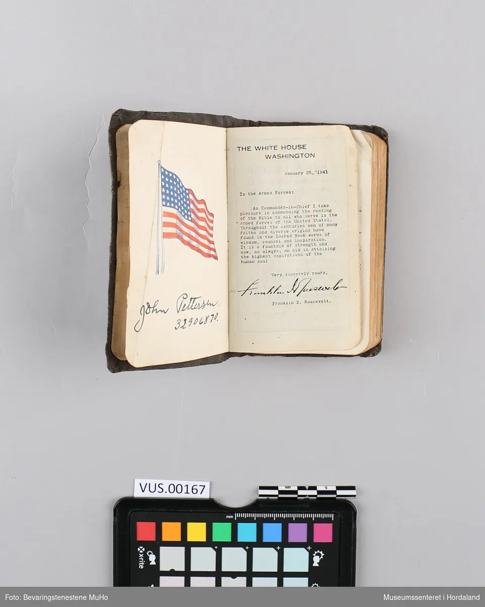 Det nye testamentet i liten, brun versjon med det amerikanske flagget på innsiden.
