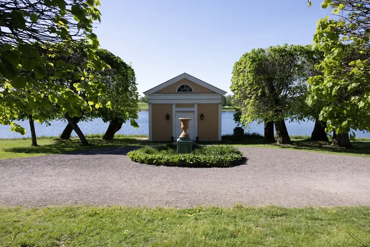 Lysthuset på Bogstad gård med Bogstadvannet i bakgrunnen.