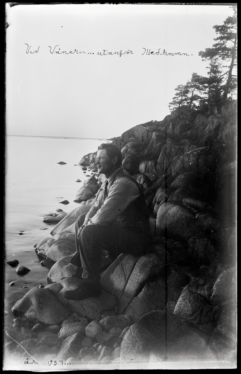 Anders Karlsson sittande på klippa