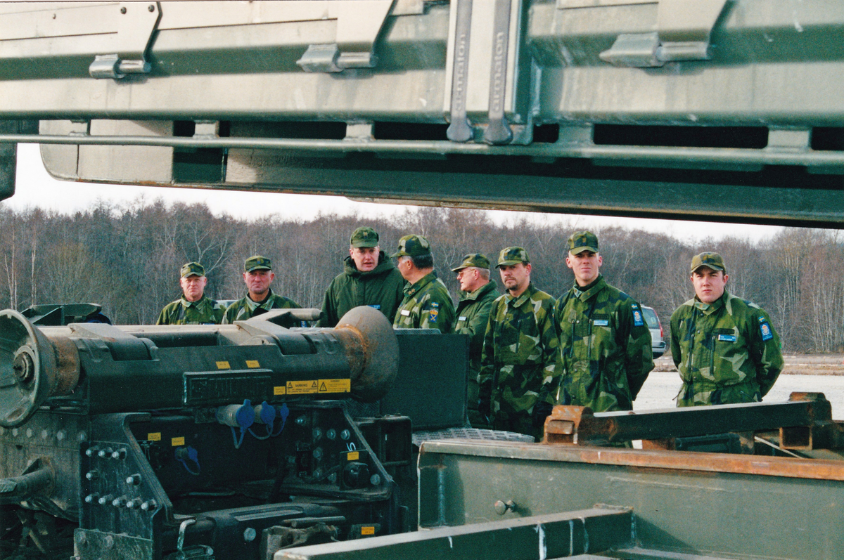 Generalinspektörens besök vid T 2 i november 2002. Från vänster, Michael Nilsson, regementschefen Jan Persson, Jarl Franzén, Generalinspektören Alf Sandqvist, Jan-Håkan Otterberg och tre okända.