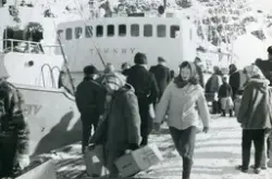 Sarnes. Lokalbåten "Tamsøy" har kommet! 1960/61.