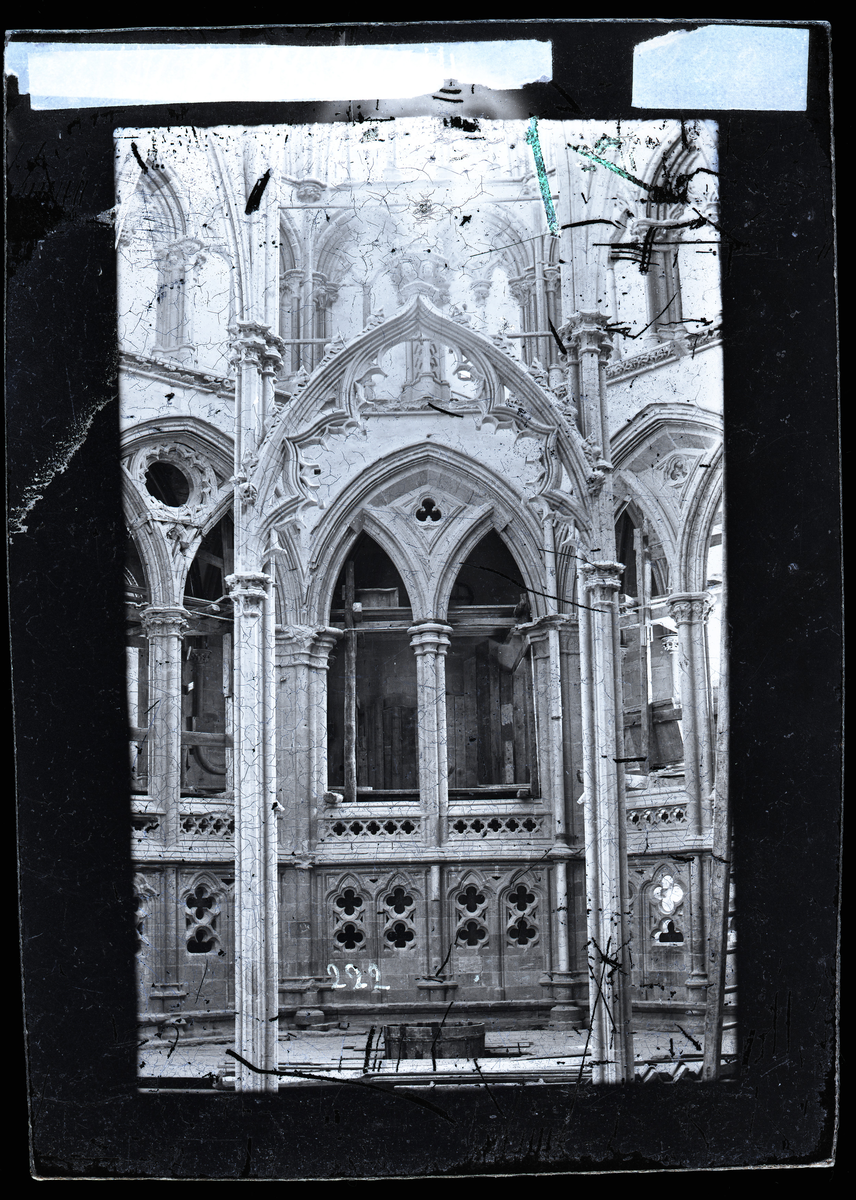Korbueveggen i Nidarosdomen. I ambulatoriet er det stillas og triforiehøyden er murt igjen. Gotisk skulptur. Stige av tre helt til høyre i bildet. Bildet er tatt rundt år 1870 før restaurering. Oktogonen ble restaurert i perioden 1872-1877. 