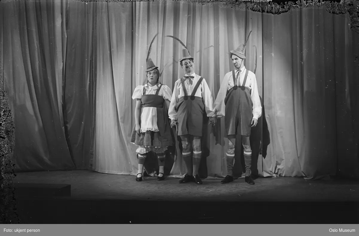 Kari Diesen, Einar Sissener og Leif Juster som familien Jodel i "Tenk på noe annet" januar 1940.