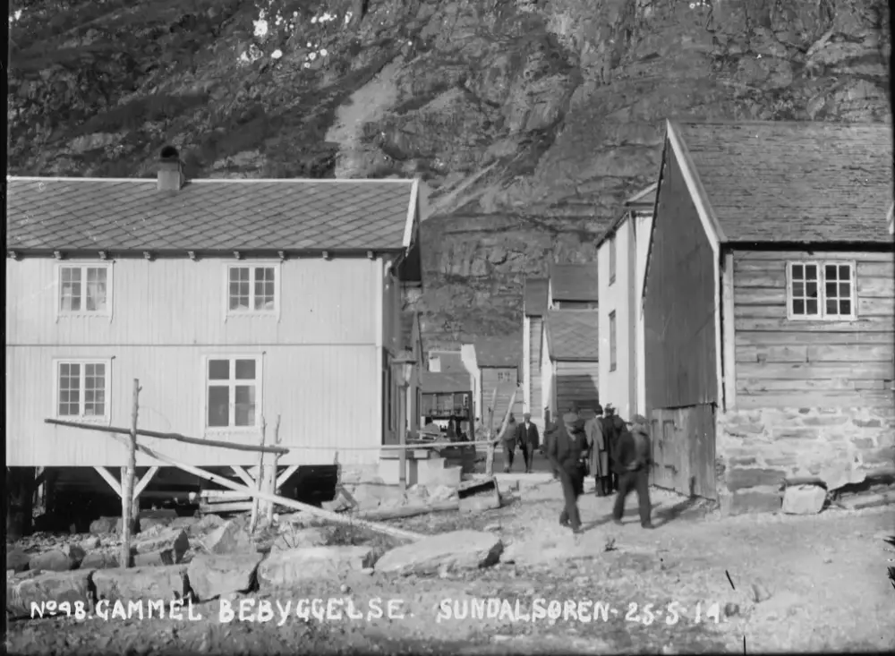 Gatebilde fra strandstedet Sunndalsøra. Mennesker og bygninger.