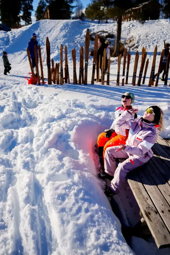 Treskifestival på Rindal skimuseum. Barn og voksne koser seg i sola ved Rindal skimuseum. 