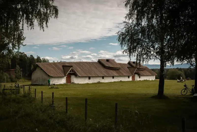 Langhuset er 47 meter langt. Huset er hvitt med to røde dører og 5 små vinduer. Det er omgitt av gress og noen trær