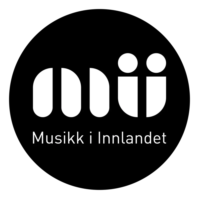 Logoen til Musikk i Innlandet er en svartfarget runding med hvite bokstaver.