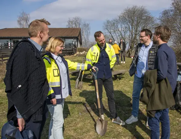 De danske arkitektene og representanter fra byggeprosjektet og entreprenøren i samtale.