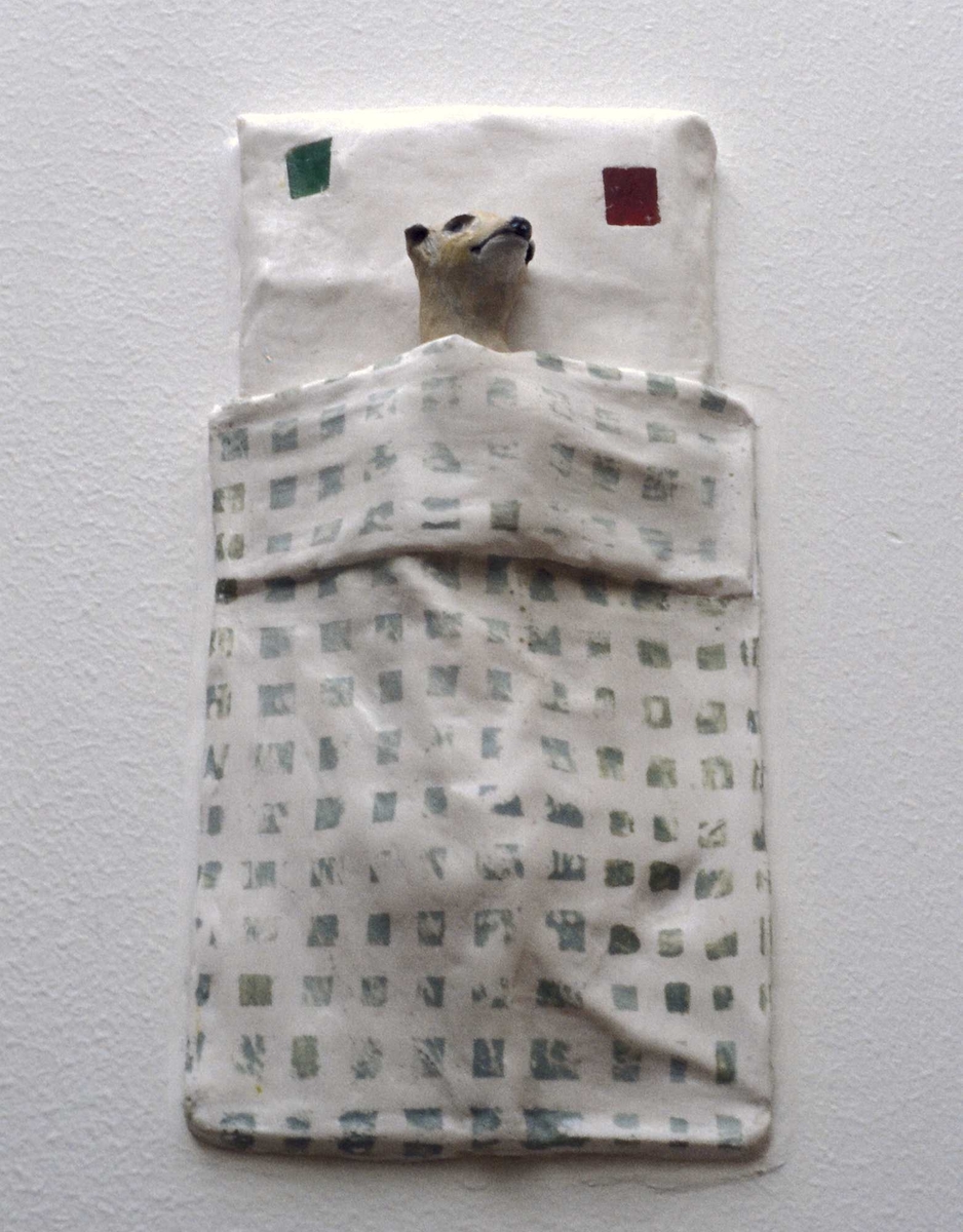 Motivene i objektene er dyr som enten er oppstilt alene eller sammen med andre. Kunstnerens intensjon har vært å finne frem til hverdagslige, ufarlige, gjerne underfundige situasjoner eller oppstillinger som dyrene befinner seg i.  Plasseringen av objektene er også tenkt ut i fra at de henvender seg til barn i første rekke. Mange av dem er montert i lav høyde og kan berøres, noen er nærmest litt bortgjemt og noen høyt oppe på veggen.