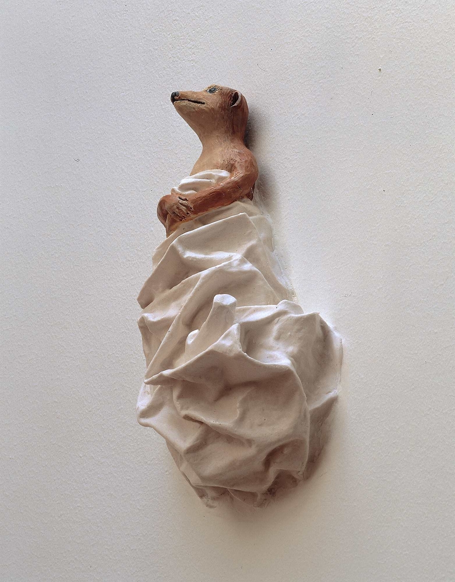 Motivene i objektene er dyr som enten er oppstilt alene eller sammen med andre. Kunstnerens intensjon har vært å finne frem til hverdagslige, ufarlige, gjerne underfundige situasjoner eller oppstillinger som dyrene befinner seg i.  Plasseringen av objektene er også tenkt ut i fra at de henvender seg til barn i første rekke. Mange av dem er montert i lav høyde og kan berøres, noen er nærmest litt bortgjemt og noen høyt oppe på veggen.