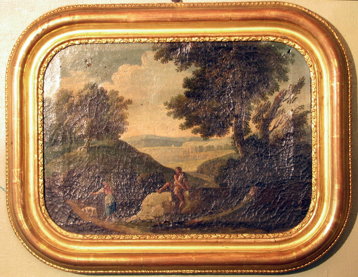 Rektangulær ramme: avrundede hjørner, profilert, plastisk dekor, Landskap med figurer i forgrunnen; mann, kvinne og hund,  løvtrær, kupert terreng, åser og himmel
