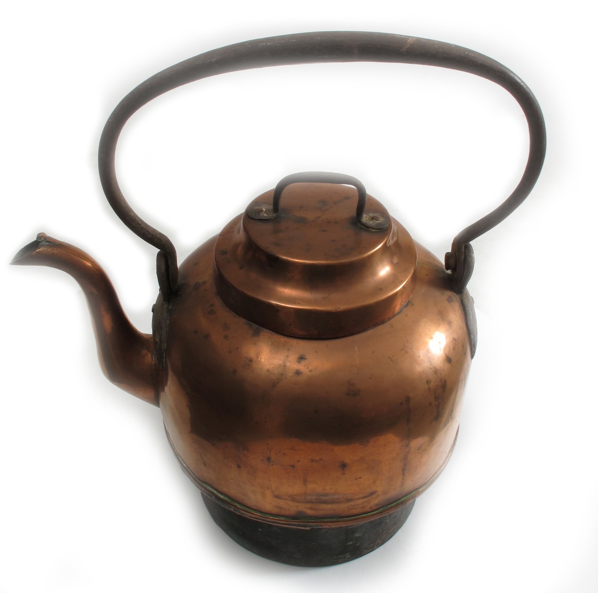 Kaffekjele   for komfyr,  2. halvdel 1800 tallet.  Kobber, jern  hank. Kjele med sylindrisk nedre del, over denne er  korpus bredere, rundet oventil, med rundet jernhank.  Lokk med flat topp og jernhank.