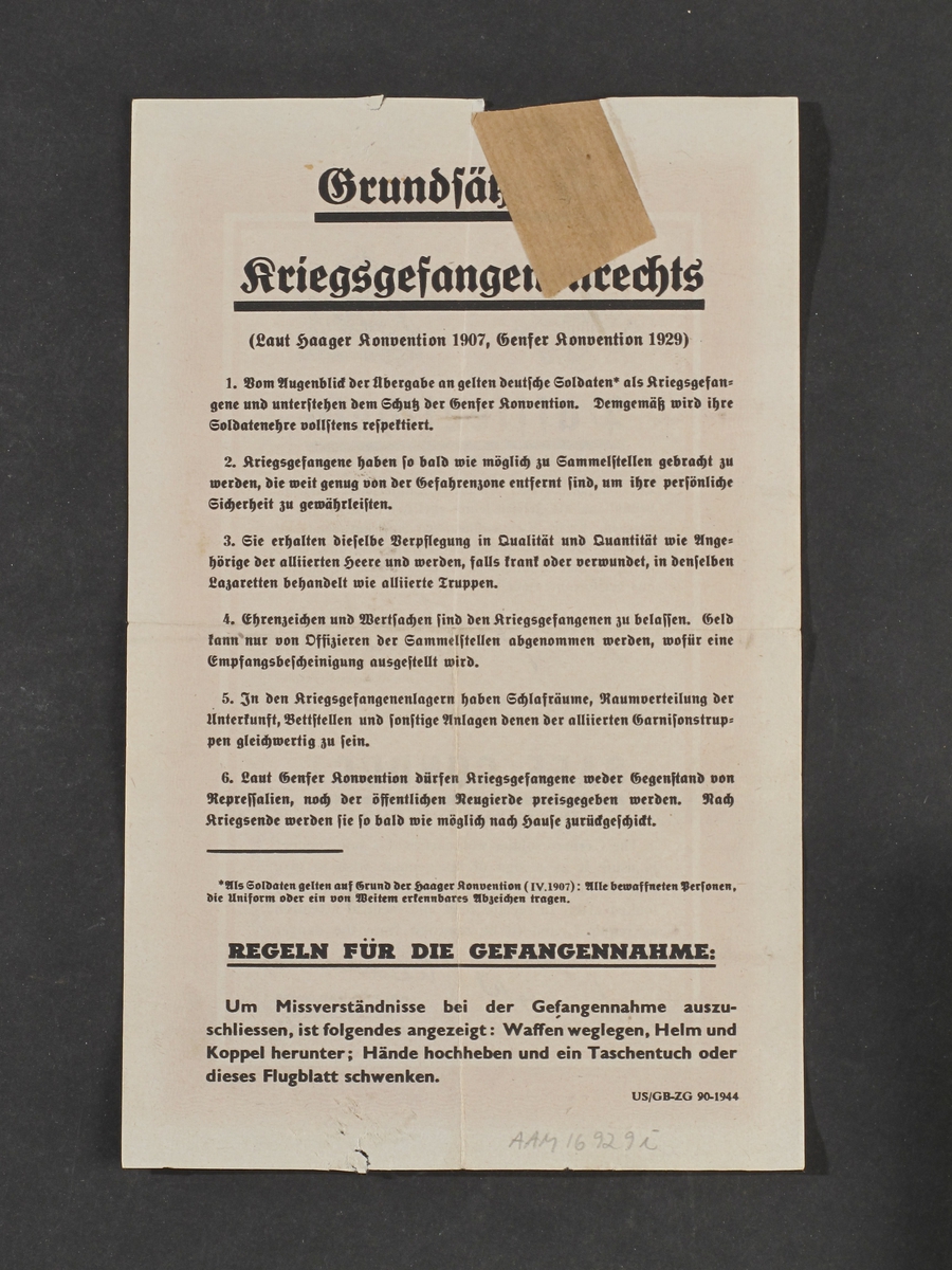 flyveblad: Passierschein, Safe gonductll,bakgide:  Grinds<qtze Kriegsgefangenrechts."Sort trykk på  rødt.antag. 1944 45.