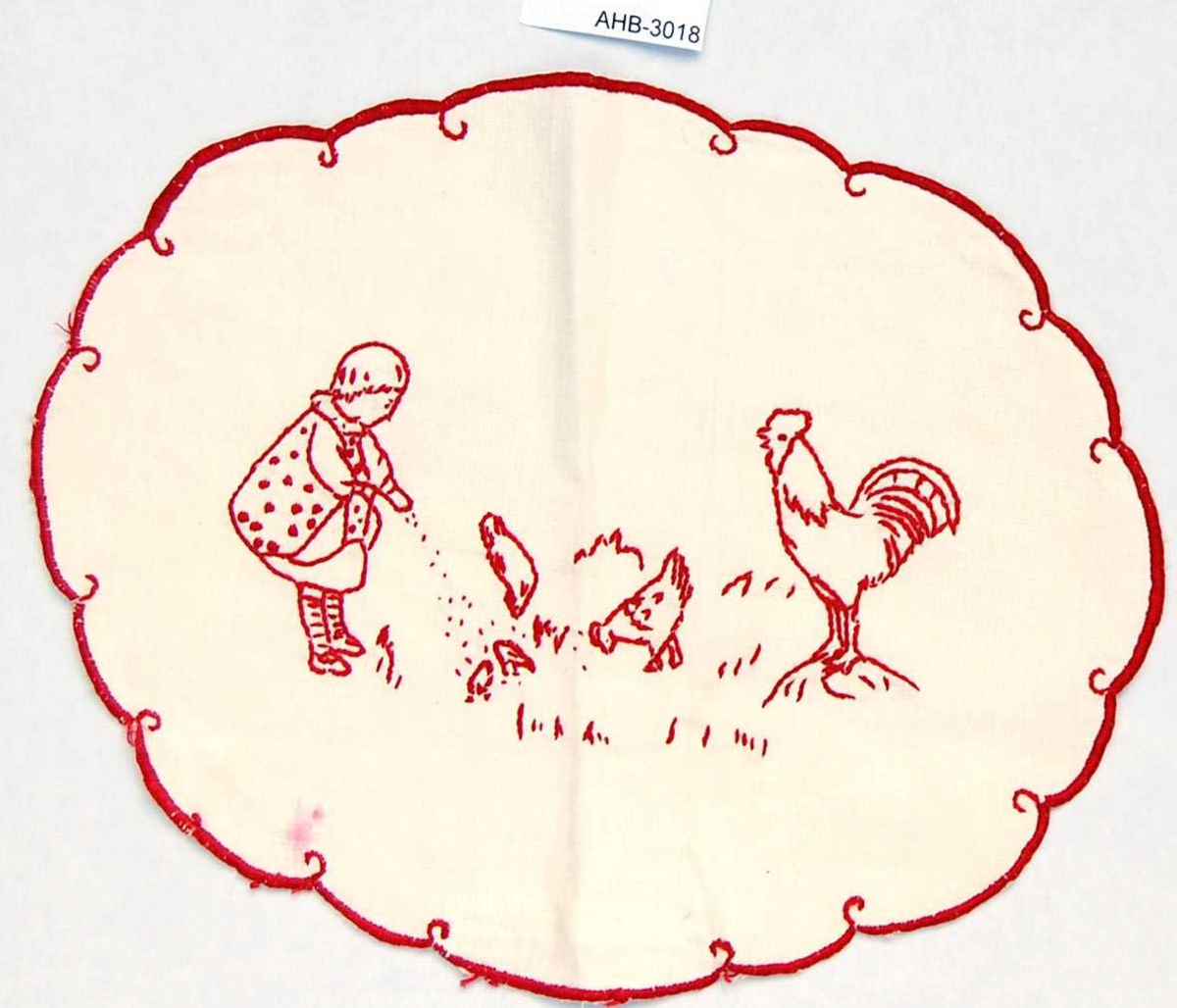 Oval brikke. Brodert med rødt moulinegarn. Kontur og tungesting. Motiv: Ei lita jente som forer høner og 1 hane.