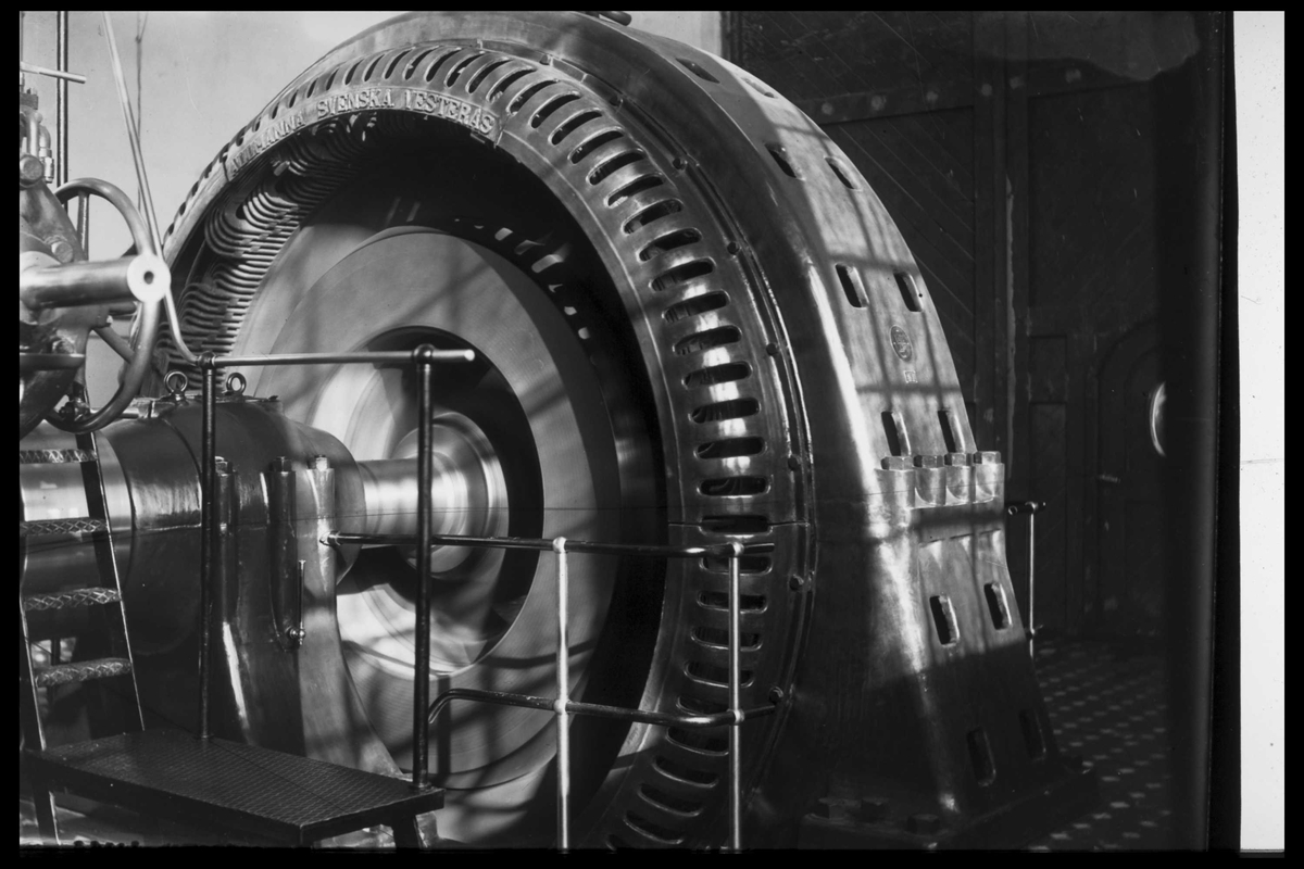 Arendal Fossekompani i begynnelsen av 1900-tallet
CD merket 0010, Bilde: 18
Sted: Bøylefoss kraftstasjon i 1913
Beskrivelse: Generator nr. 1 Generatoren er en 50 Hz som leverte strøm til Evenstad og videre til byene Grimstad, Arendal, Tvedestrand og Risør, samt til smelteverket på Saltrød